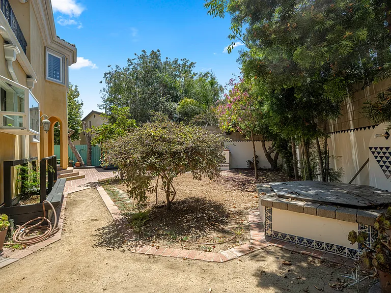 8302 S Sepulveda Blvd — Photo 16