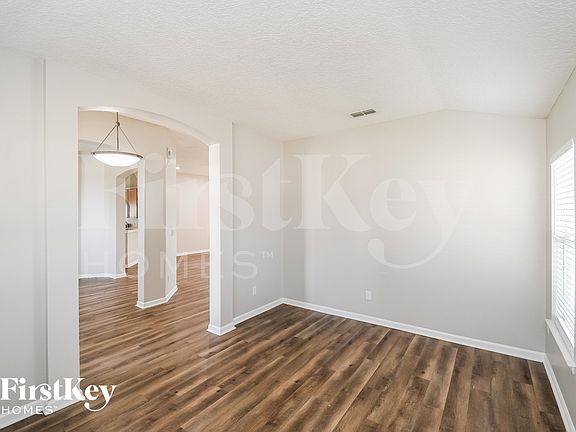 4th image of 2402 Bentshire Dr