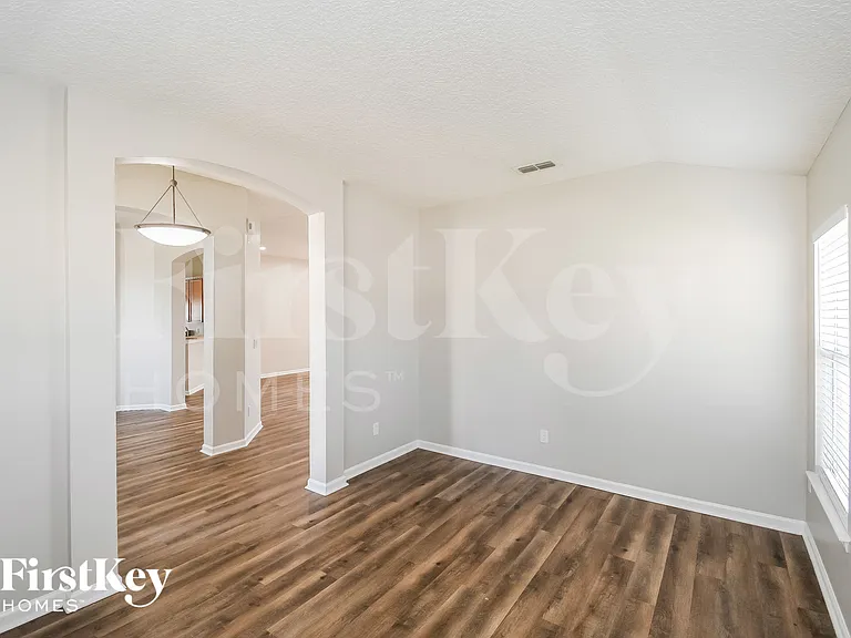2402 Bentshire Dr — Photo 4