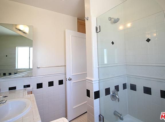 5th image of 435 S Palm Dr APT 1