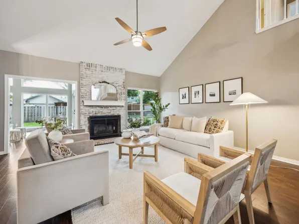 2015 Oakbluff Dr, Carrollton, TX 75007