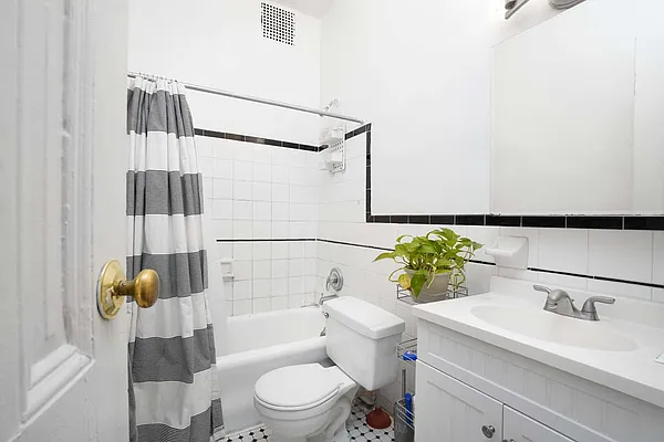 Rented by Waldstar Real Estate LLC | media 16