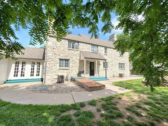 3rd image of 1410 Crescent Ln