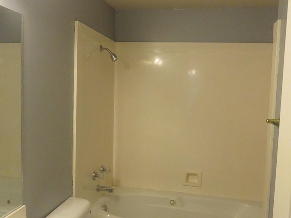 4th image of 812 Green Mountain Dr