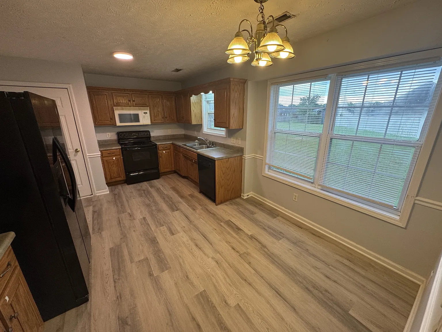 3 bed, 2.0 bath, 1191 sqft, $1,895 — Photo 3