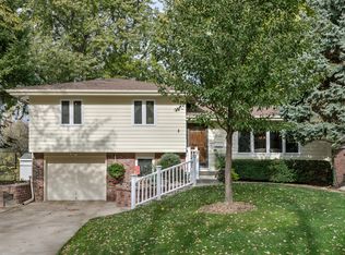 8722 Lakeview Dr, Omaha, NE 68127