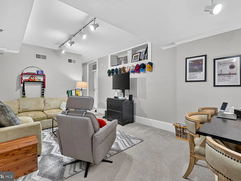 1736 18th St NW #T2 — Photo 4