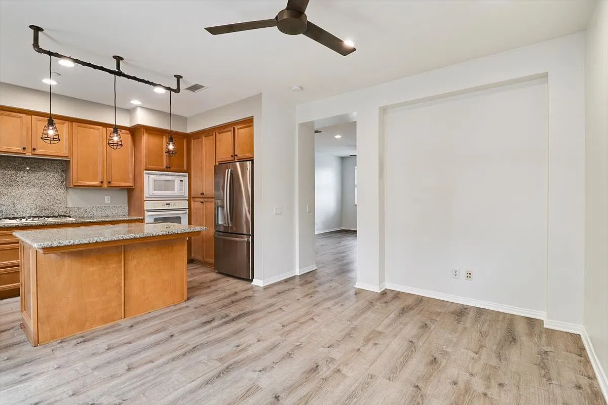 4 bed, 2.5 bath, 1750 sqft, $6,000 — Photo 3