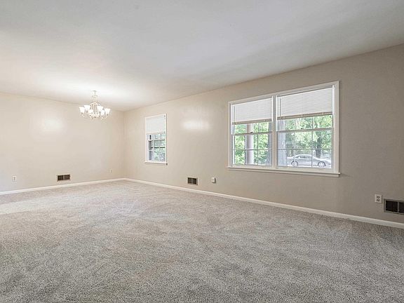 3rd image of 1508 Springlake Dr NE