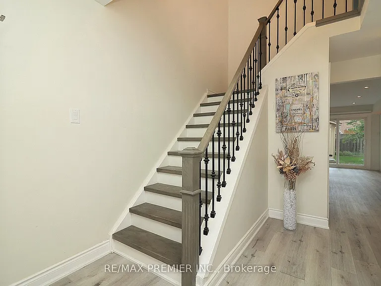 27 Prairie Dunes Pl — Photo 3