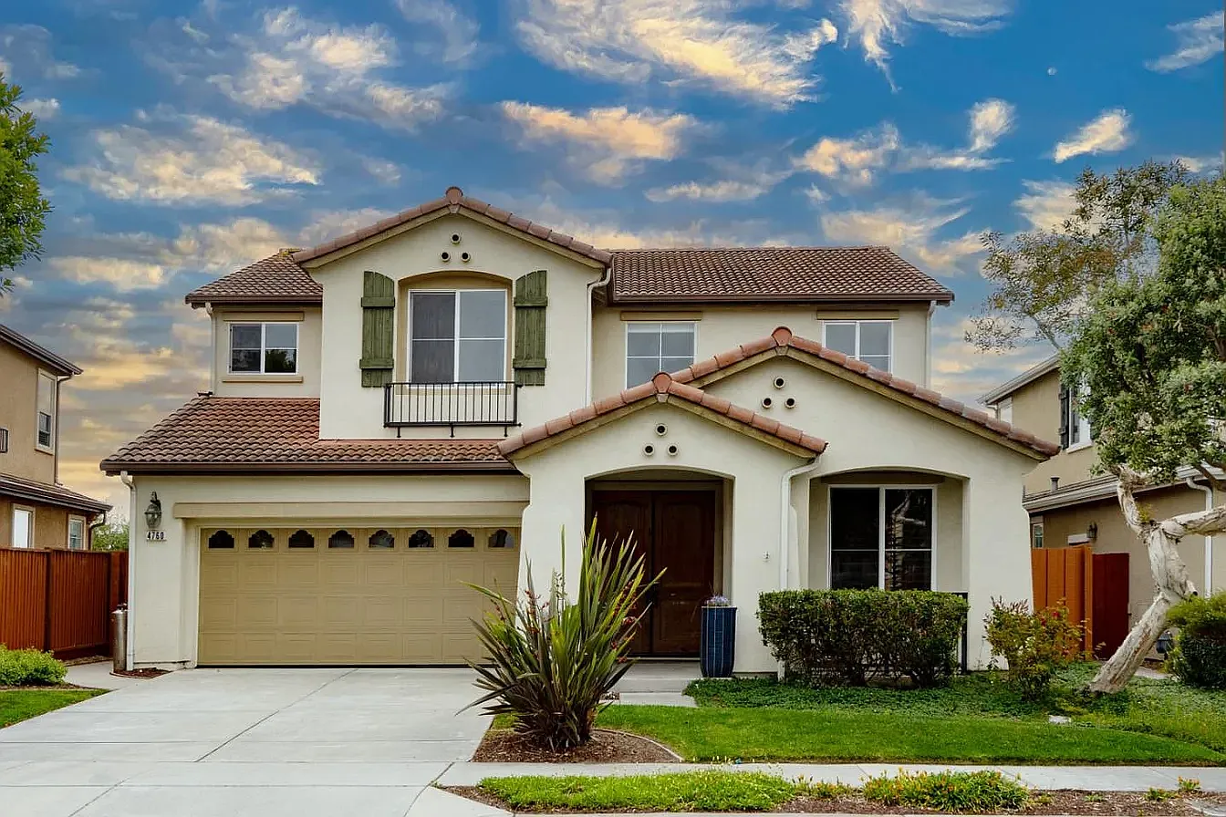4 bed, 2593 sqft, $4,995 — Photo 1