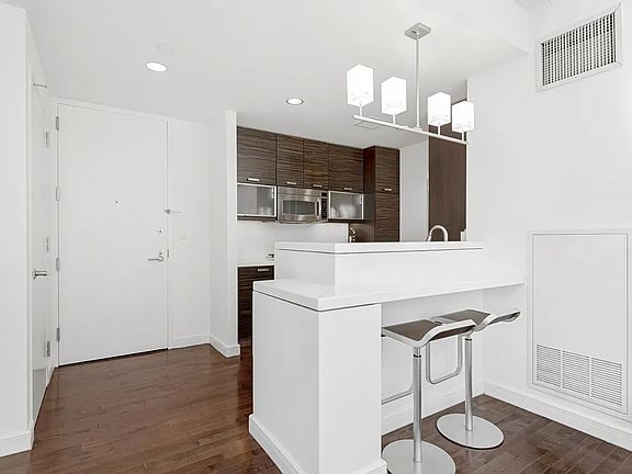 5th image of 225 E 34th St APT 6F