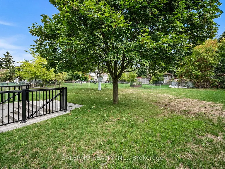 11 Compton Cres — Photo 40