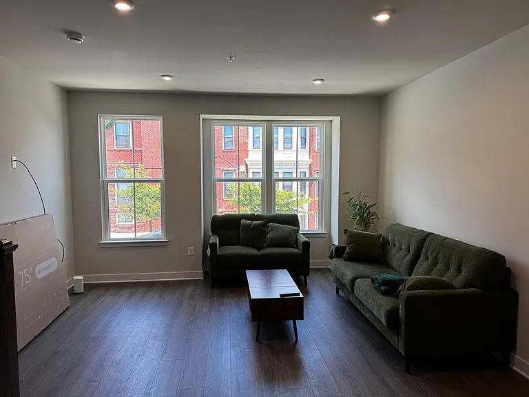 833 Lennox St — Photo 4