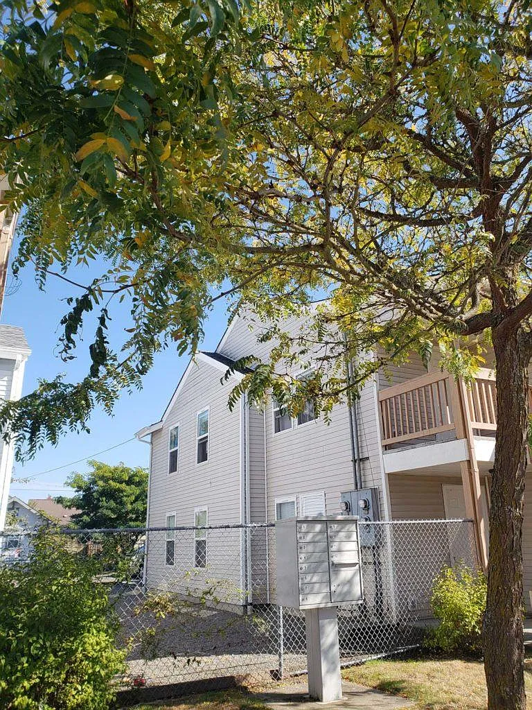 3 bed, 1300 sqft, $2,100 — Photo 1