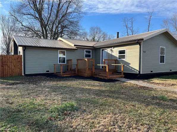 915 W Main St, Westville, OK 74965