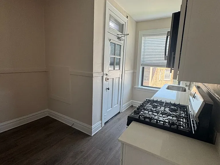 605 Hinman — Photo 36