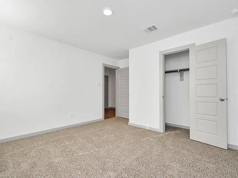 1114 Hughes Crossing Dr — Photo 7