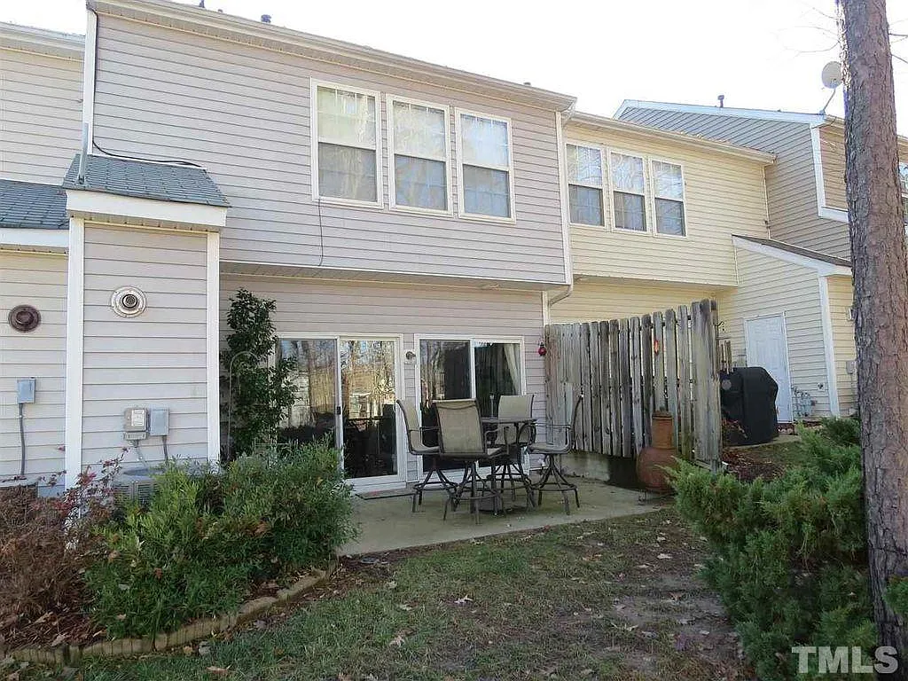 3 bed, 2.5 bath, 1427 sqft, $1,925 — Photo 2
