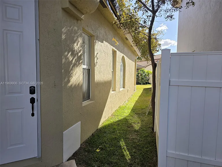3930 NE 12th Dr — Photo 5
