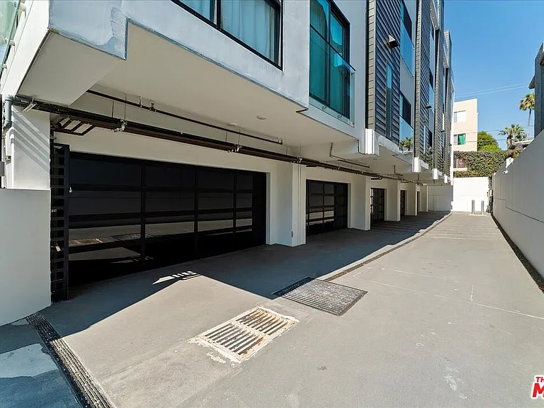 1410 1/2 N Poinsettia Pl — Photo 11