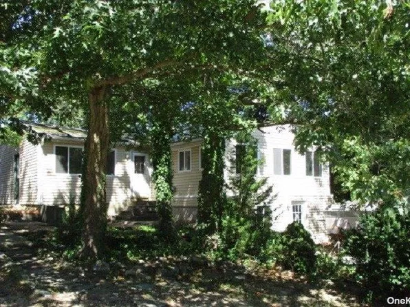 70 Beech St, Lake Grove, NY 11755