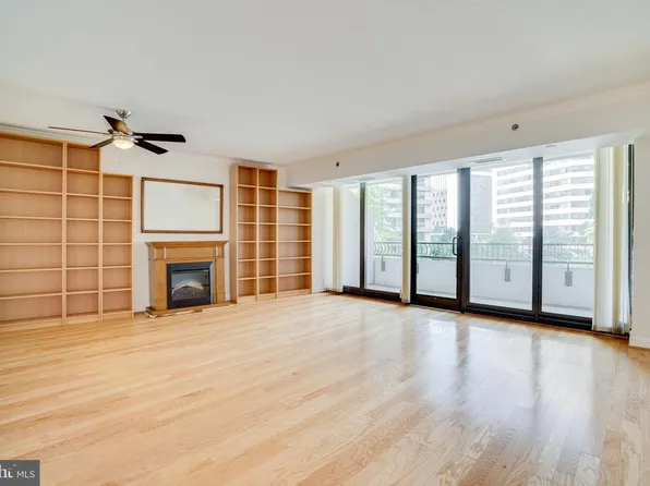 1200 Crystal Dr APT 411, Arlington, VA 22202