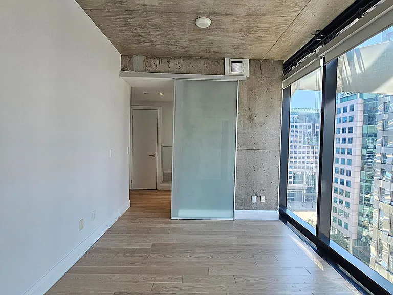 224 King St W #1207 — Photo 13