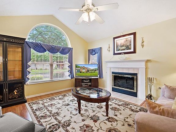 4th image of 1415 Greenbriar Ct
