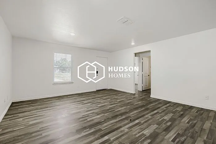 3 bed, 2.0 bath, 1090 sqft, $1,215 — Photo 3