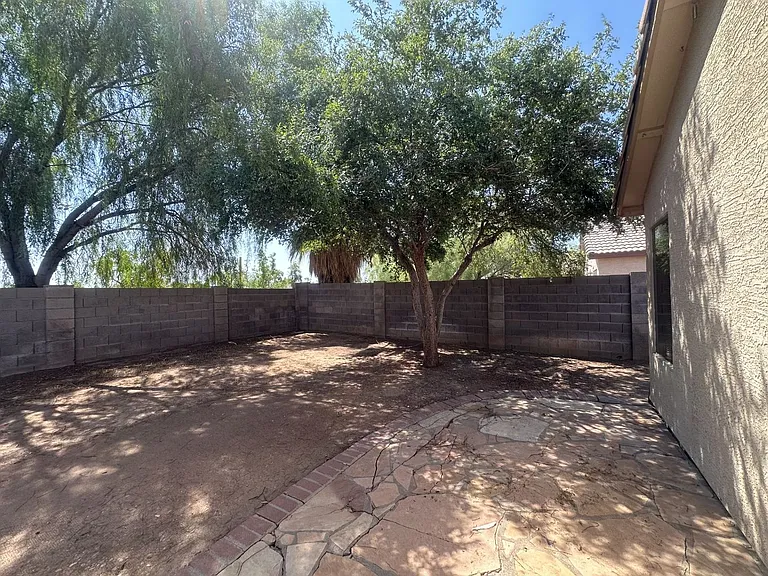 339 N Ocean Dr — Photo 3