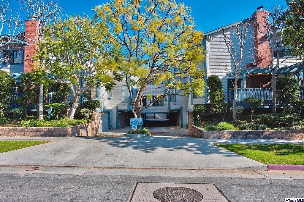2 bed, 2.5 bath, 1272 sqft, $4,000 — Photo 1