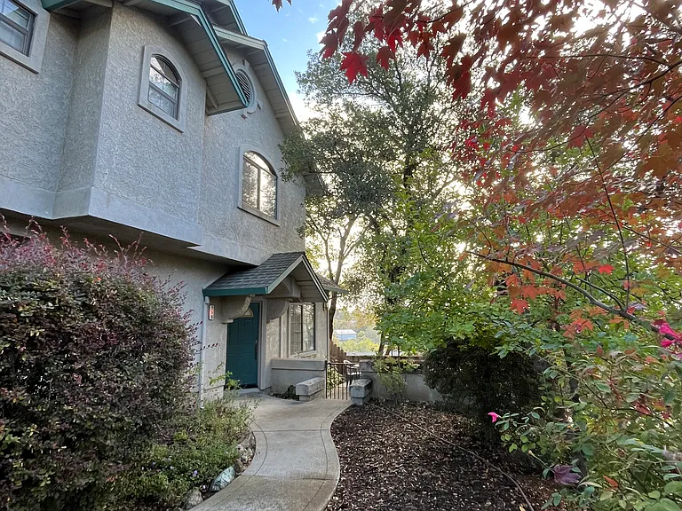 258 Hoffman Ave — Photo 2