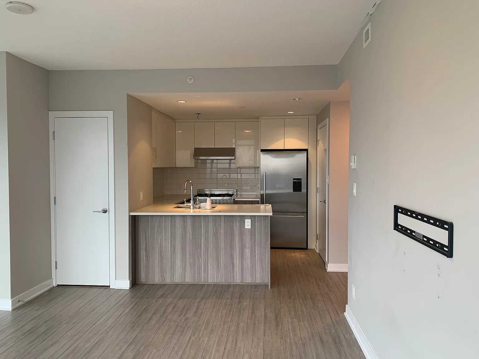 4900 Lennox Lane Burnaby — Photo 4