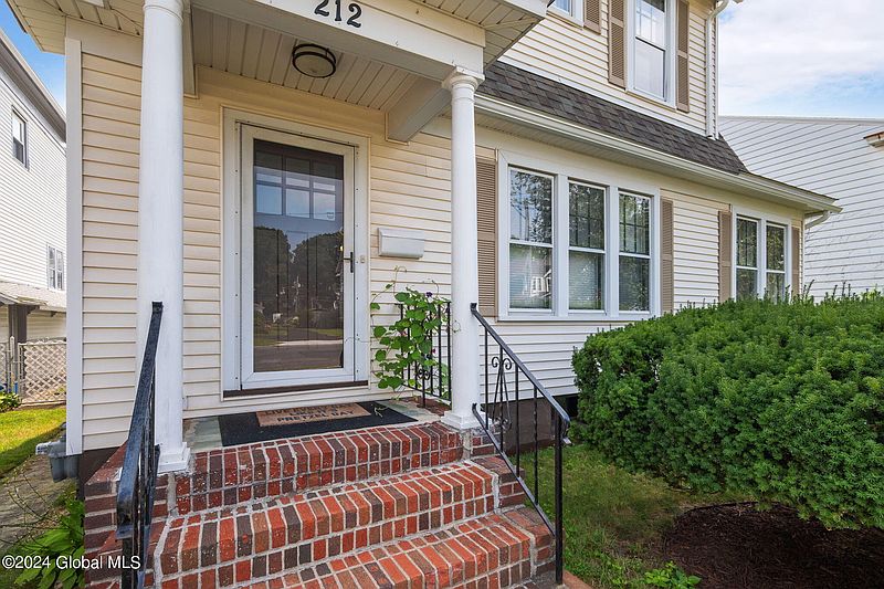 4th image of 212 5th Avenue