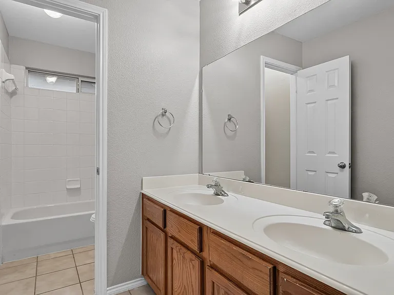 9787 Old Field Dr — Photo 37