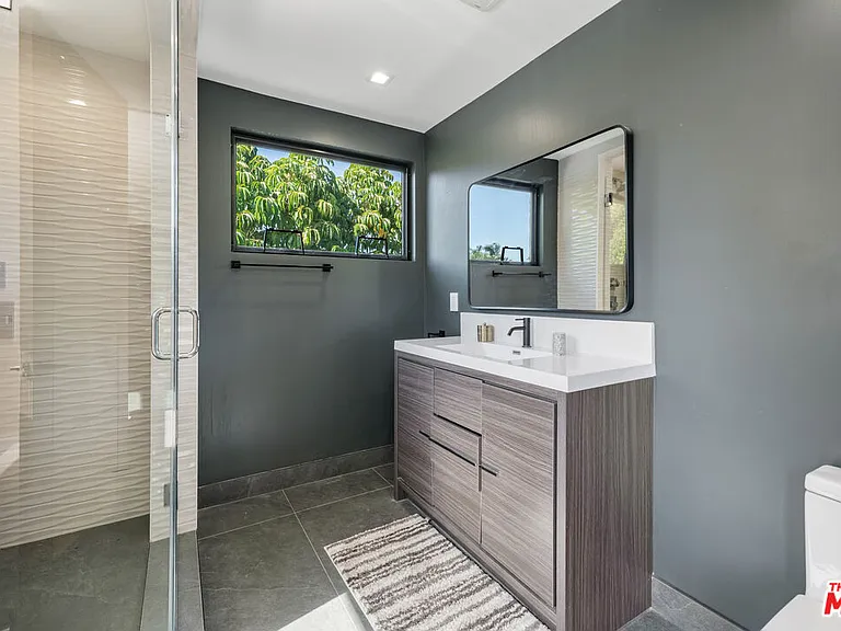 5415 Amestoy Ave — Photo 48