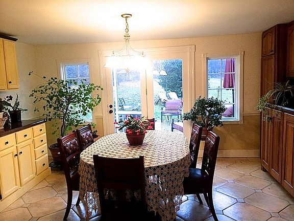 Bright and Cheerful Kitchen : Happiness just radiates out of this large, bright farmhouse kitchen.