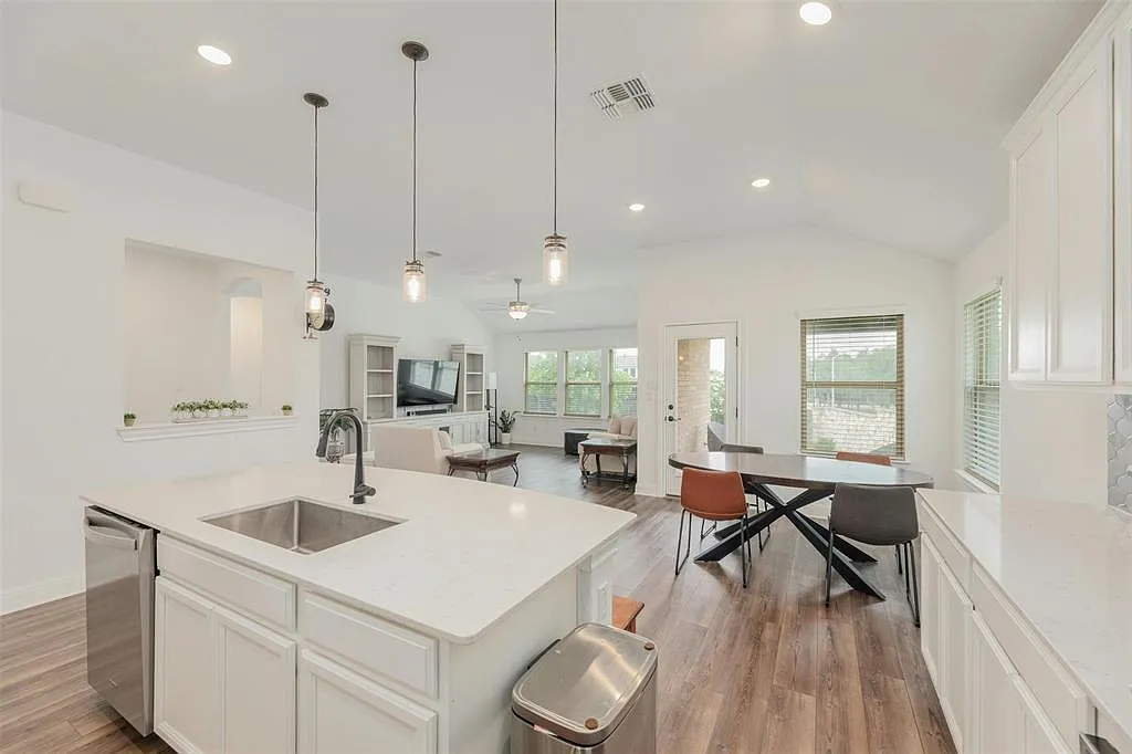 4 bed, 2.0 bath, 1988 sqft, $2,350 — Photo 3