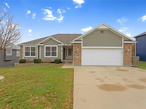 805 Foxtail Dr, Grain Valley, MO 64029