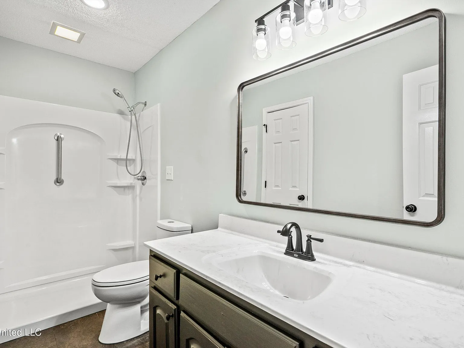 5 bed, 2.0 bath, 2430 sqft, $2,500 — Photo 3