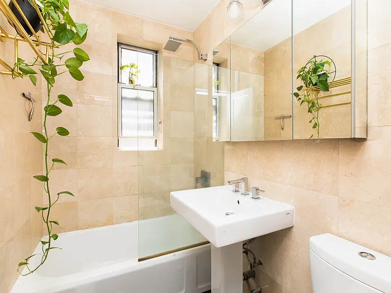 25 Minetta Ln #2H — Photo 6