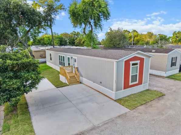 102 Fiesta Ln, Dickinson, TX 77539