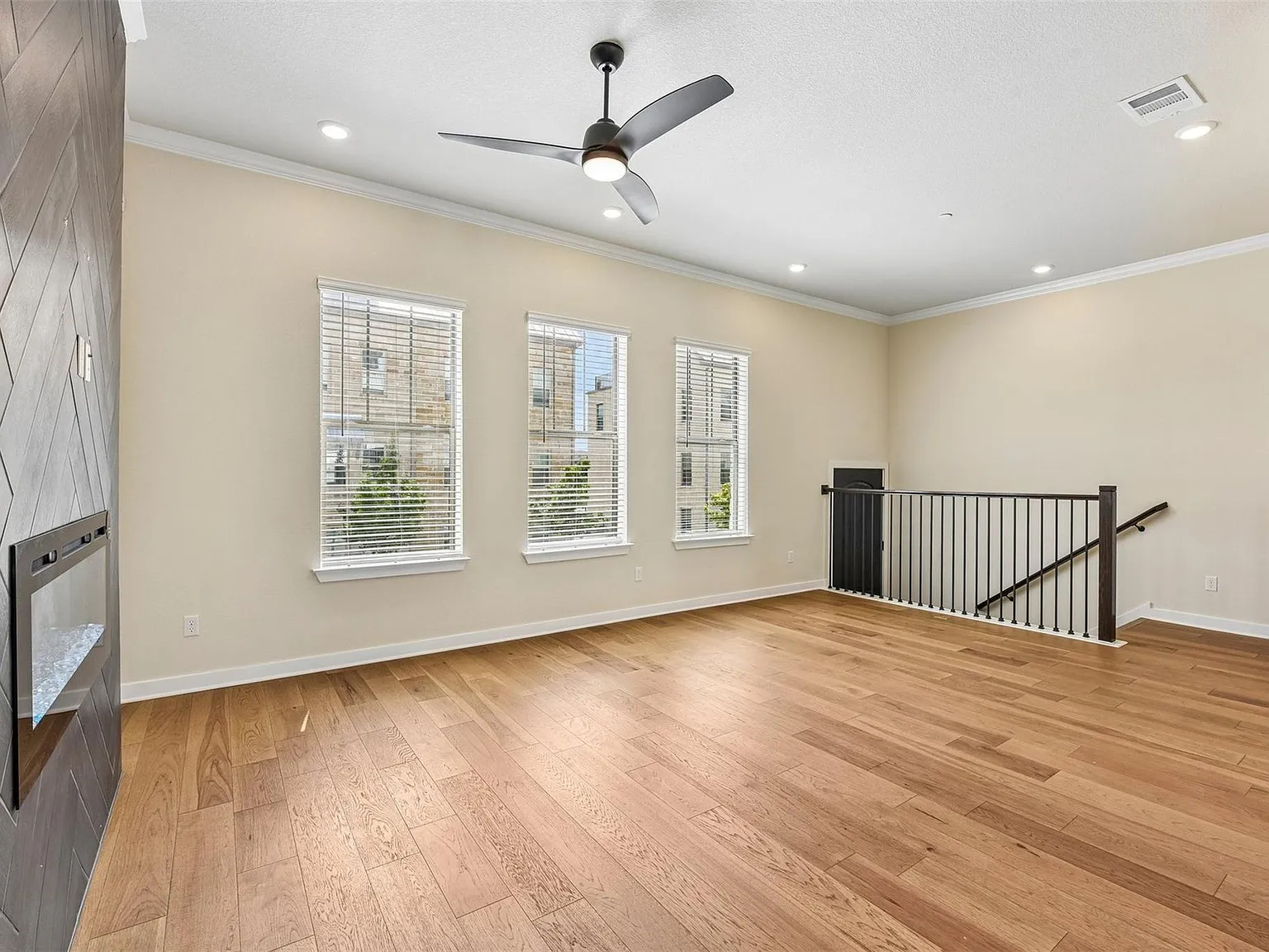 3 bed, 5.0 bath, 2987 sqft, $3,200 — Photo 4