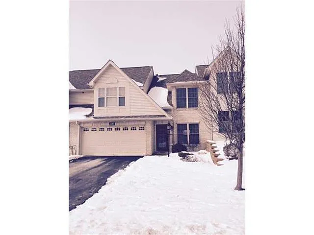 1247 Crest Dr photo 1