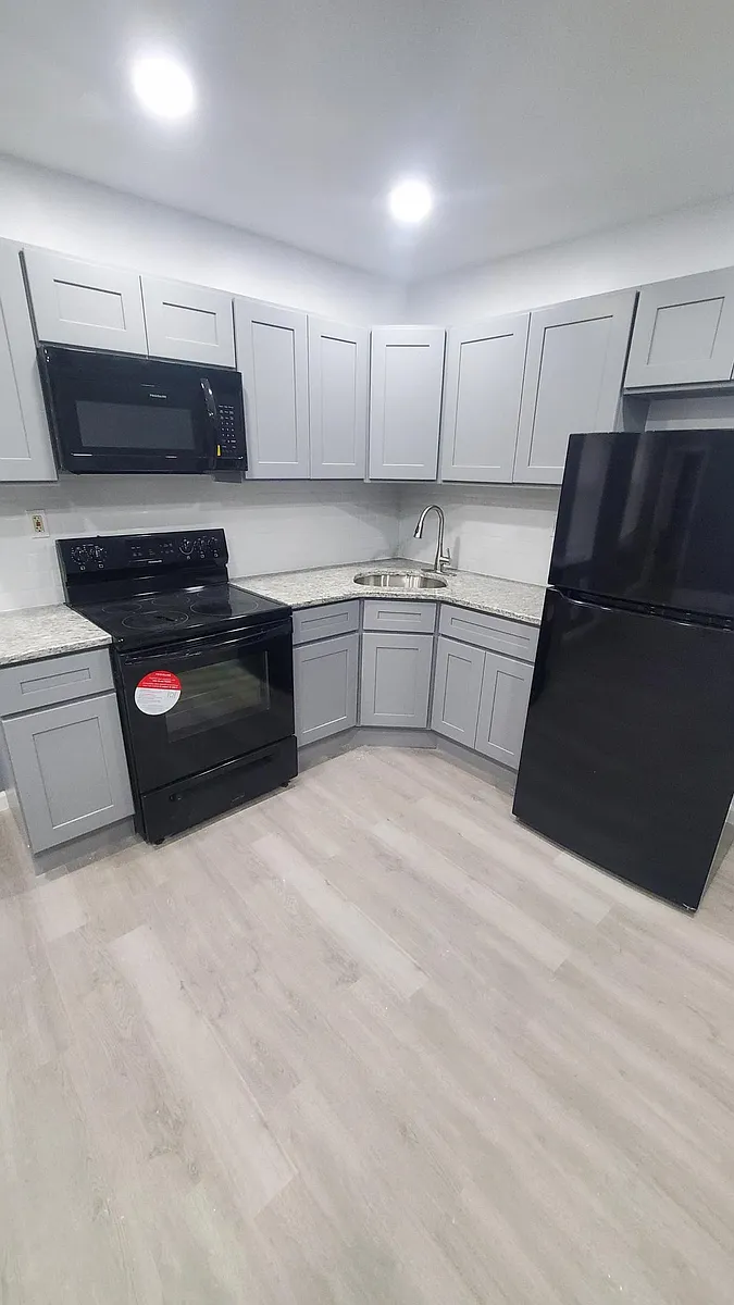 Kitchen with state of the art 6 burner stove, hand to touch faucet, microwave with air fryer - 5729 N Park Ave