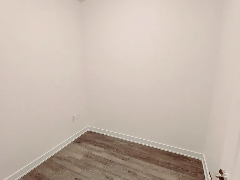 105 Oneida Cres #504 — Photo 11