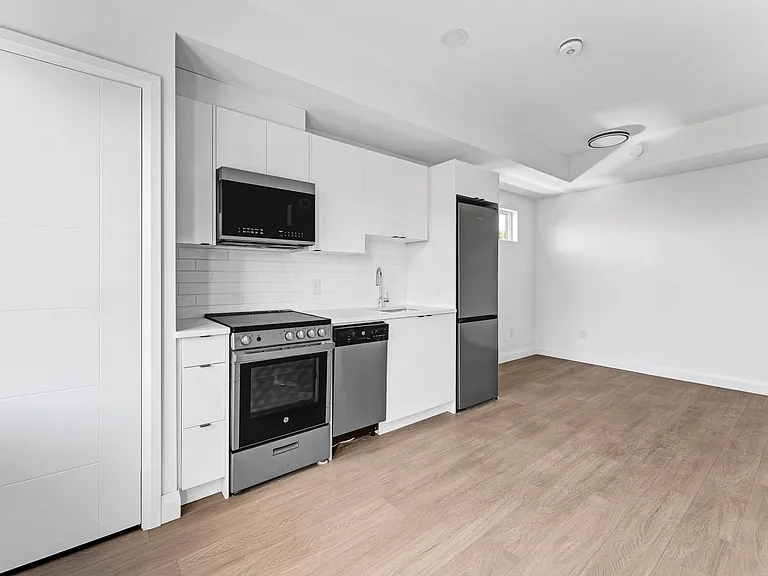 368 Tweedsmuir Ave #102 — Photo 3