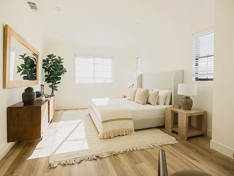 11024 Hortense St — Photo 11