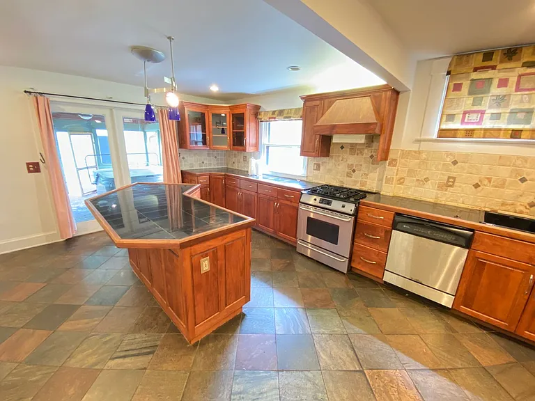 60 Smith Pl — Photo 19